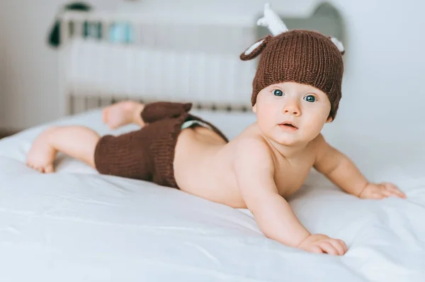 Şirin Bebek Çocuk Örgü Geyik Kostüm Yatakta — Stok fotoğraf