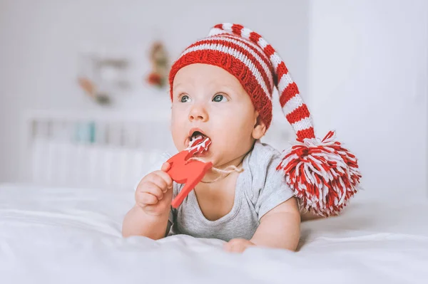Bebek Çocuk Oyuncak Geyik Yatakta Oynamaktan Örme Çizgili Şapkalı — Stok fotoğraf