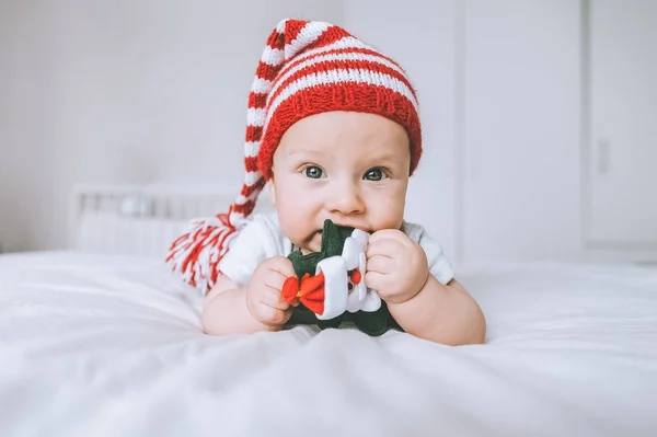 Criança Infantil Chapéu Listrado Brincando Com Árvore Natal Brinquedo Cama — Fotografia de Stock