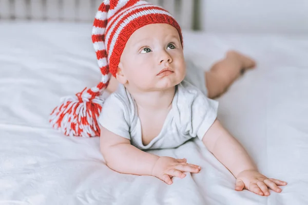 Linda Criança Infantil Vermelho Listrado Chapéu Branco Com Pompom Olhando — Fotografia de Stock