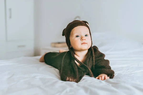 Bedårande Nyfödda Barn Brun Stickad Mössa Och Filt Sängen — Stockfoto