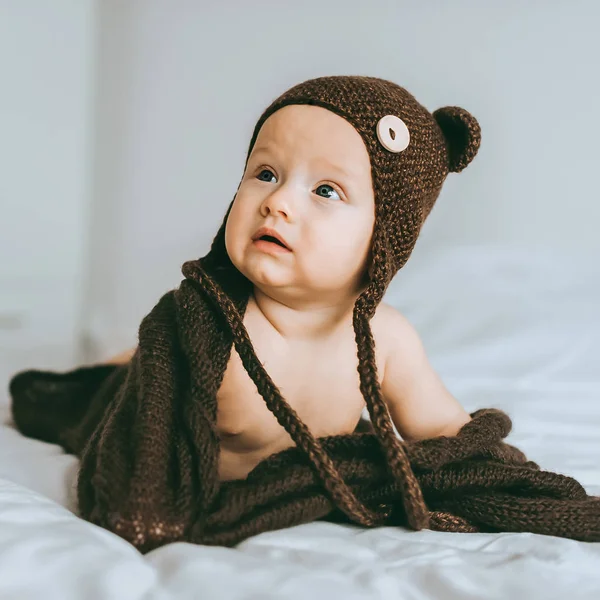 Niño Pequeño Sombrero Punto Marrón Con Manta Cama — Foto de stock gratis