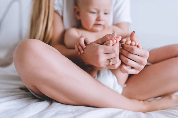 Mamma Sitter Med Hennes Nyfödda Barn Och Håller Fötterna — Stockfoto