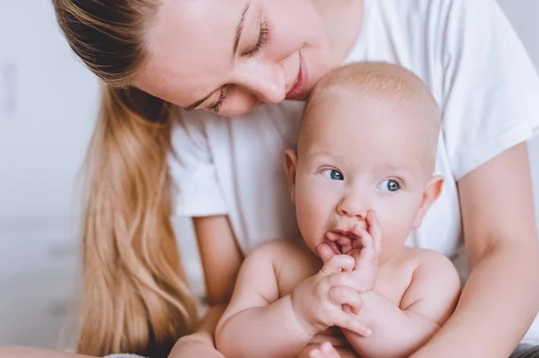 Anya és a baba — Stock Fotó