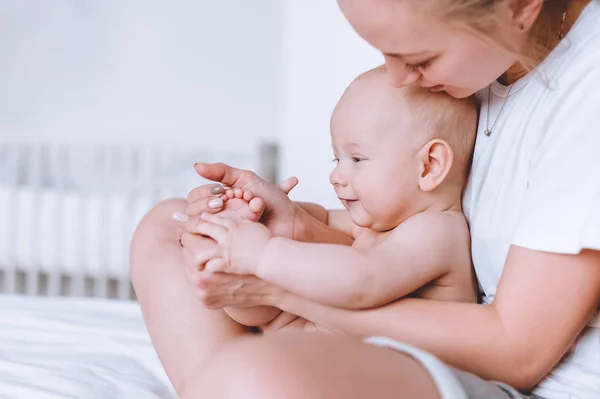 Young Mother Her Happy Infant Child Sitting Together Bed — Stock Photo, Image