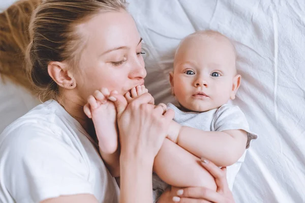 Ovanifrån Mamma Kysser Fötter Hennes Spädbarn Baby Sängen — Stockfoto