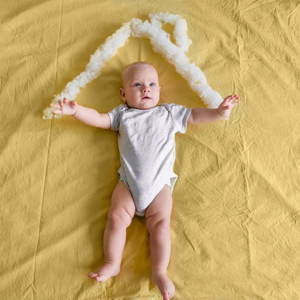 ベッドで綿製の屋根の下で幼児の平面図 — ストック写真