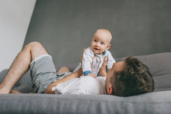 Père et bébé — Photo