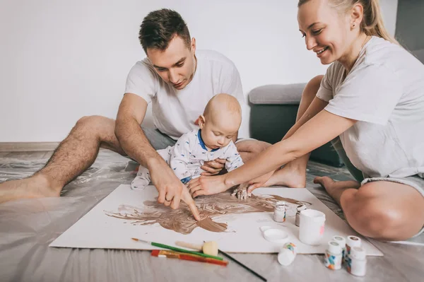 Mutlu Genç Aile Şirin Küçük Çocukla Birlikte Evde Katta Boyama — Stok fotoğraf