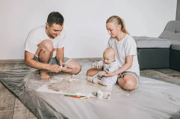 Bela Família Jovem Feliz Com Criança Infantil Pintura Juntos Chão — Fotografia de Stock