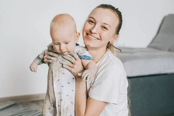 Krásná Mladá Matka Drží Roztomilé Malé Dítě Usmívá Kameru Při — Stock fotografie