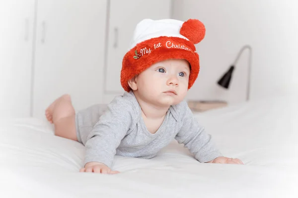 Szép Kis Csecsemő Gyerek Santa Kalap Ágyon Portréja — Stock Fotó