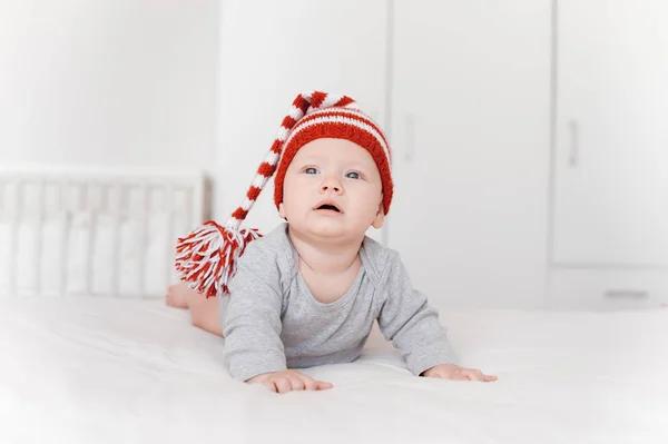 Portrait Adorable Infant Child Knitted Hat Lying Bed — Free Stock Photo