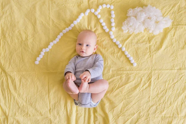 Top View Adorable Child Lying House Roof Made Cotton Balls — Stock Photo, Image