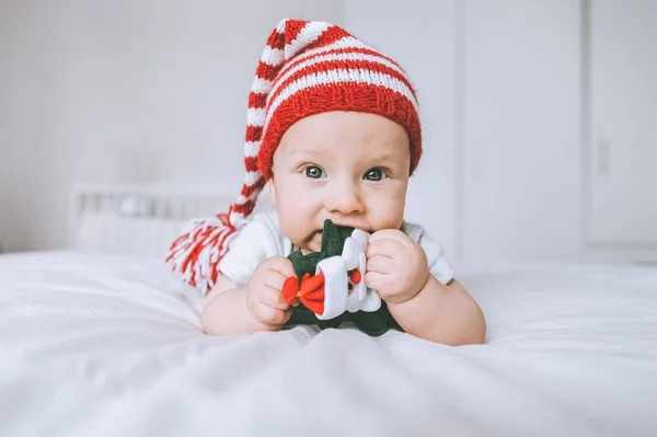 Copil Copil Pălărie Dungi Jucărie Brad Crăciun Pat Imagini stoc fără drepturi de autor