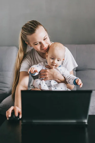 Familie cu laptop Fotografie de stoc