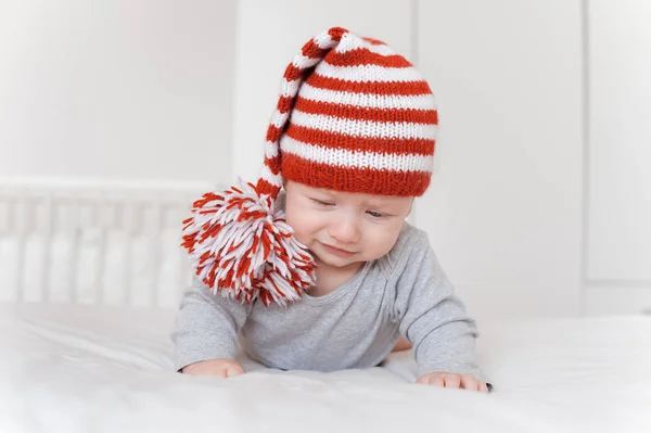 Portretul Unui Copil Mic Pălărie Tricotată Întinsă Pat Privind Jos Imagine de stoc