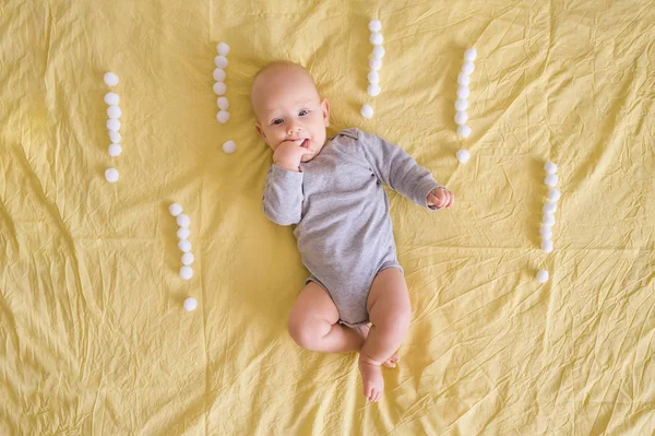 Vedere Sus Bebelușului Adorabil Înconjurat Semne Exclamare Din Bile Bumbac fotografii de stoc fără drepturi de autor