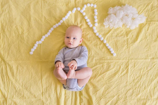 Vue Dessus Adorable Enfant Couché Sous Toit Maison Boules Coton Photos De Stock Libres De Droits