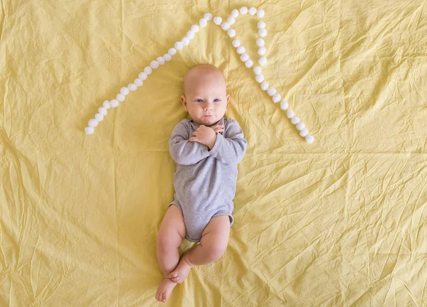 Beautiful Infant Child House Roof Made Cotton Balls Bed — Free Stock Photo