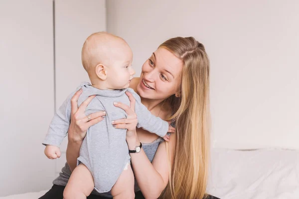 Ibu Muda Yang Cantik Memeluk Dan Melihat Anak Bayi Menggemaskan — Stok Foto