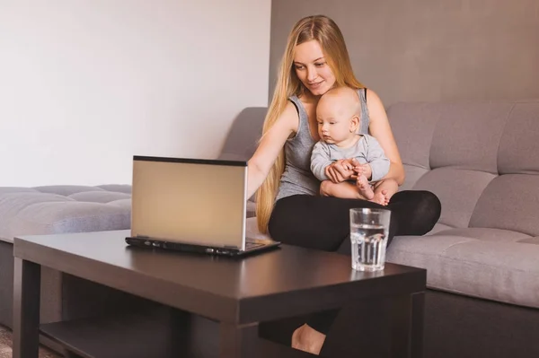 Family and laptop — Stock Photo, Image