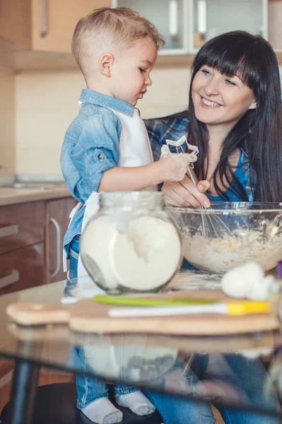 Son and mother — Free Stock Photo