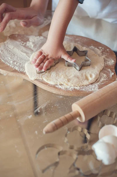 Imagem Cortada Filho Fazendo Biscoitos Com Moldes Massa — Fotografia de Stock