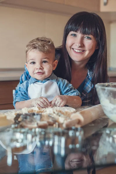 Mother with son — Free Stock Photo