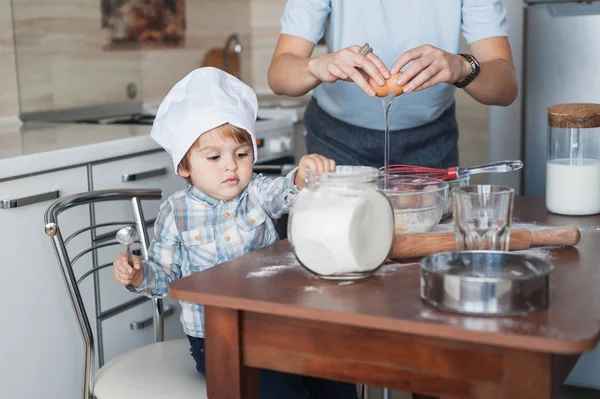 Mutter und Kind bereiten Teig für Plätzchenteig in unordentlicher Küche vor — Stockfoto