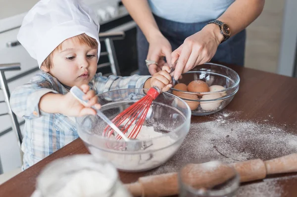 Mãe e criança massa de mistura para biscoitos massa de farinha na cozinha — Fotografia de Stock