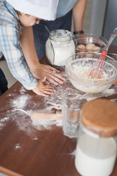 Colpo ritagliato di madre e bambino preparare la pasta insieme — Foto stock