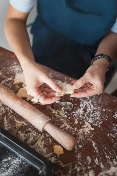 Plan recadré de femme préparant des biscuits de différentes formes — Photo de stock