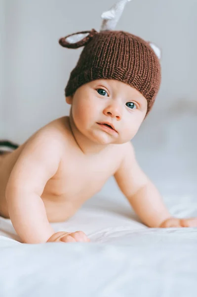 Ritratto ravvicinato di neonato in cappello di cervo a letto — Foto stock
