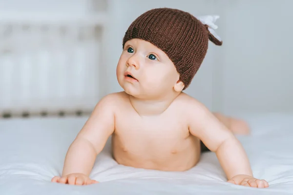 Adorável criança infantil em chapéu de veado de malha na cama — Fotografia de Stock