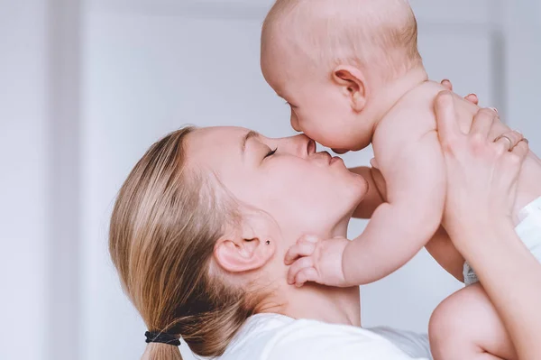 Kissing — Stock Photo