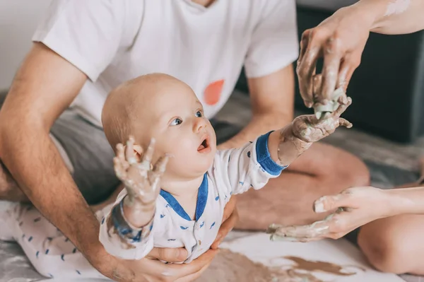Ritagliato colpo di giovane famiglia con adorabile bambino bambino pittura insieme sul pavimento — Foto stock