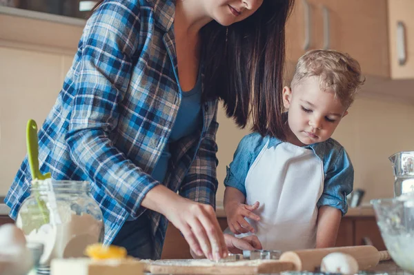 Zugeschnittenes Bild einer Mutter, die Plätzchen mit Teigformen backt — Stockfoto