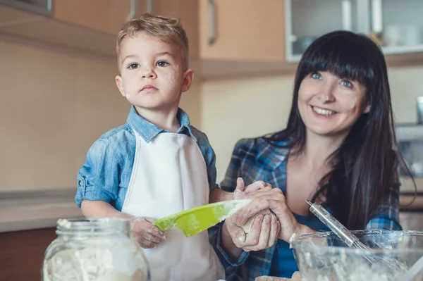 Adorable fils tenant couteau en plastique à la main — Photo de stock