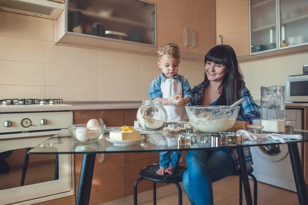 Mutter und Sohn bereiten Teig in Küche zu — Stockfoto