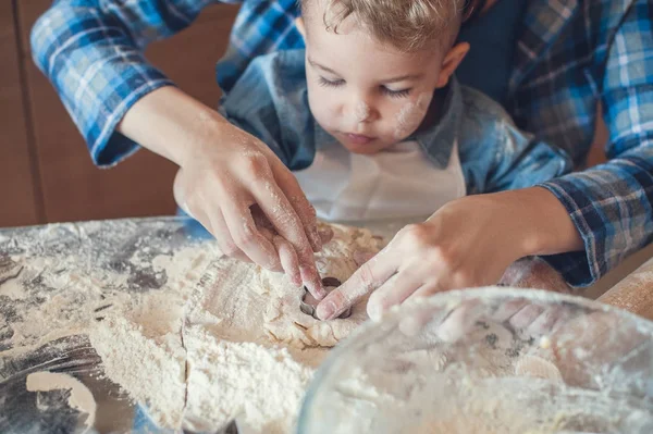 Fazer biscoitos — Fotografia de Stock