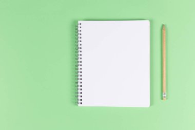 Modern ofis malzemeleri renkler ve kahve.