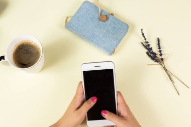 Modern ofis malzemeleri renkler ve kahve.