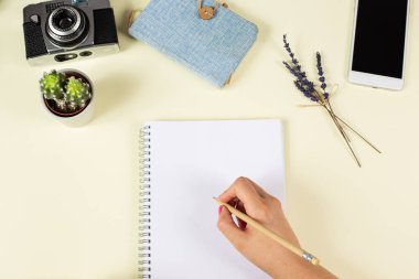 Modern ofis malzemeleri renkler ve kahve.