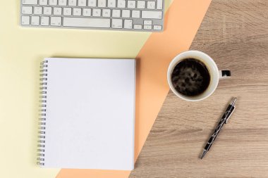 modern renkli ofis malzemeleri ve kahve. 