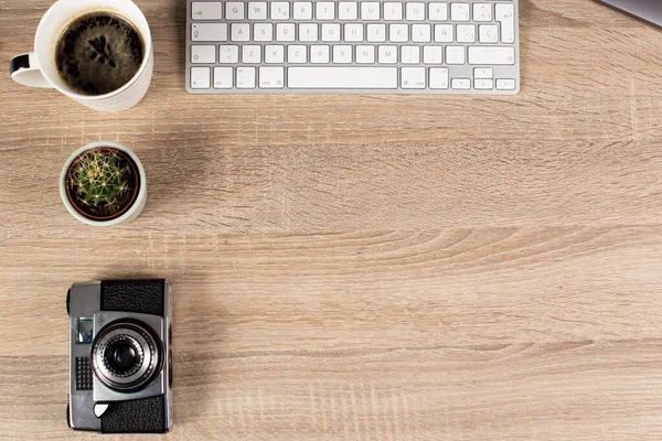 現代色のオフィス用品やコーヒー — ストック写真