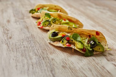 Avokado ve sebzeli vejetaryen tacoları.