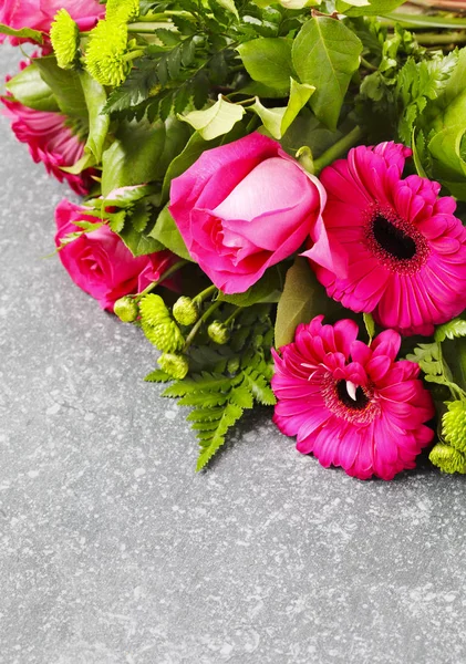 Bouquet of pink roses and gerbers — Stock Photo, Image