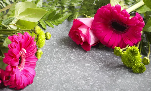 Hermosas rosas rosadas y gerbers —  Fotos de Stock
