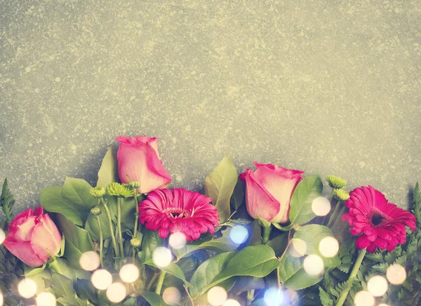 Hermosas rosas rosadas y gerberas bordean con bokeh en gre claro — Foto de Stock
